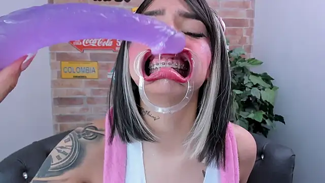 Snapshot of miss___abigail chatting on 10.09.25 miss abigail online show from 10.09.25