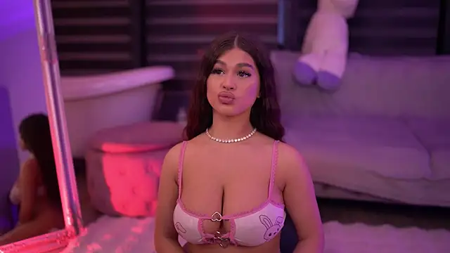 Snapshot of BellaNoirre chatting on 11.15.25 BellaNoirre online show from 11.15.25