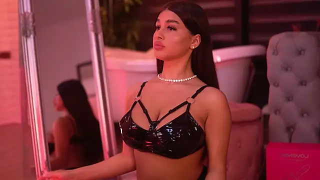 Snapshot of BellaNoirre chatting on 11.28.25 BellaNoirre online show from 11.28.25