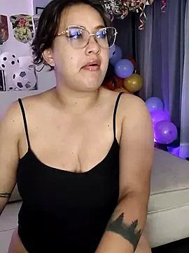 Snapshot of Laureen_se chatting on 06.23.26 Laureen se online show from 06.23.26