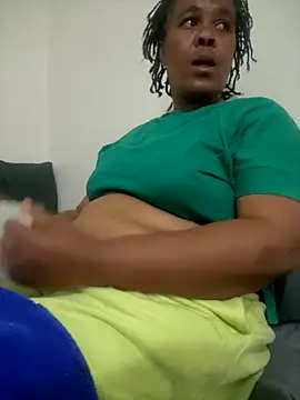Snapshot of Ebonyboobsmilk chatting on 10.21.25 Ebonyboobsmilk online show from 10.21.25
