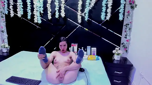 Nanis James online show from 02.12.26