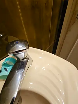 Snapshot of Stingles chatting on 10.05.25 Stingles online show from 10.05.25