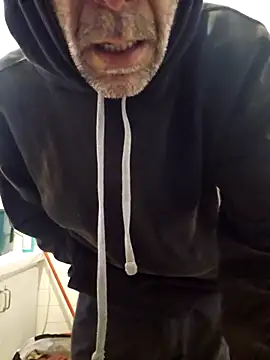 Snapshot of Stingles chatting on 10.10.25 Stingles online show from 10.10.25