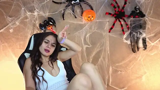 Snapshot of Leila_Hefner chatting on 11.05.25 Leila Hefner online show from 11.05.25