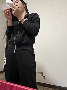 Snapshot of crhong666 chatting on 10.27.25 crhong666 online show from 10.27.25