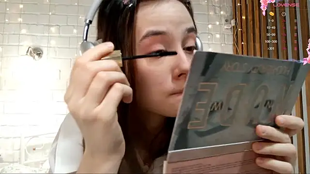 Honeey Beee online show from 12.21.25