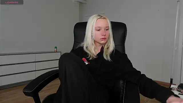 Laura Chaplin online show from 04.11.26