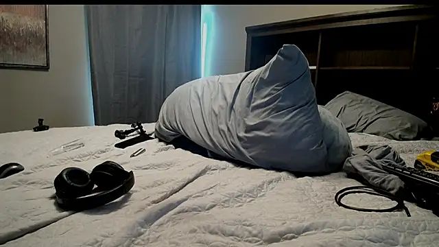 Snapshot of LeeCox chatting on 12.30.24 LeeCox online show from 12.30.24