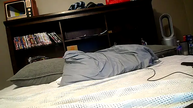 Snapshot of LeeCox chatting on 09.29.25 LeeCox online show from 09.29.25