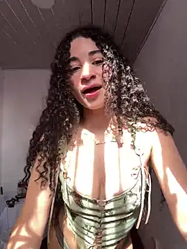 Snapshot of heartty_Milah chatting on 10.26.25 heartty Milah online show from 10.26.25