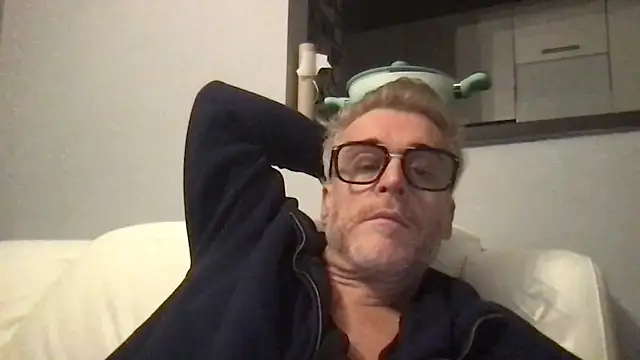 Axl hot online show from 02.10.26