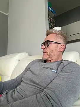 Axl hot online show from 03.04.26