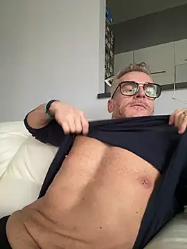 Snapshot of Axl_hot chatting on 03.14.26 Axl hot online show from 03.14.26