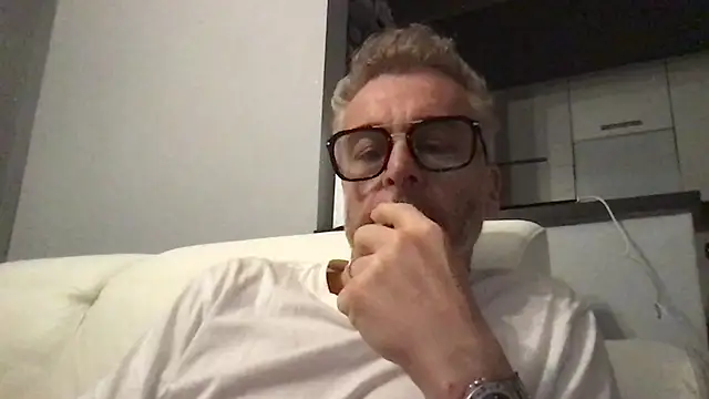 Snapshot of Axl_hot chatting on 04.12.26 Axl hot online show from 04.12.26