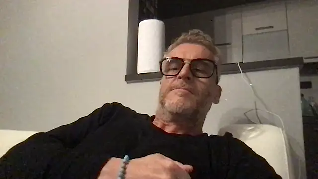 Snapshot of Axl_hot chatting on 04.30.26 Axl hot online show from 04.30.26