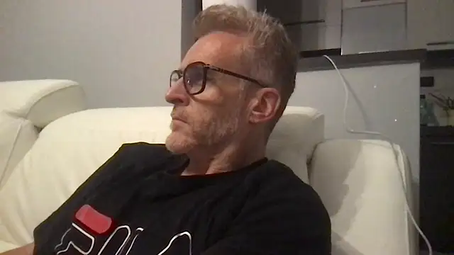 Snapshot of Axl_hot chatting on 05.08.26 Axl hot online show from 05.08.26