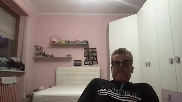 Snapshot of Axl_hot chatting on 05.22.26 Axl hot online show from 05.22.26