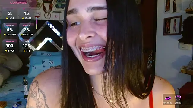 Snapshot of SarithaBunny chatting on 11.18.25 SarithaBunny online show from 11.18.25