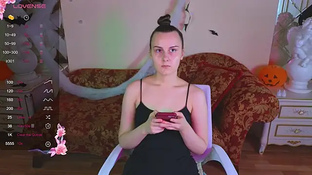 Kelly Cartier online show from 11.06.25