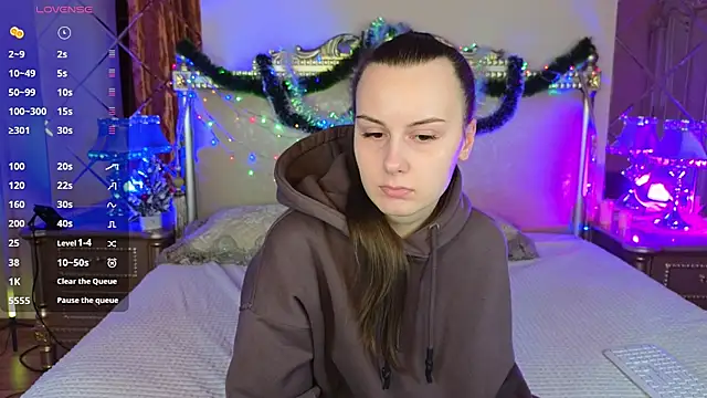 Snapshot of Kelly_Cartier chatting on 12.17.25 Kelly Cartier online show from 12.17.25