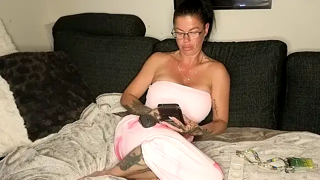 Snapshot of sexygilf82 chatting on 06.08.26 sexygilf82 online show from 06.08.26