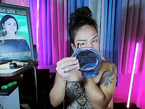 Snapshot of YourNikkieXxx chatting on 06.11.26 YourNikkieXxx online show from 06.11.26