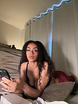 Snapshot of yasmingarcia chatting on 11.25.25 yasmingarcia online show from 11.25.25