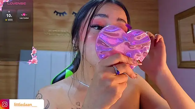 Abril Velvet a  online show from 12.16.25