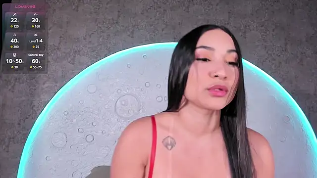 ReinaChloe online show from 10.11.25