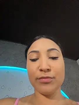 ReinaChloe online show from 11.03.25