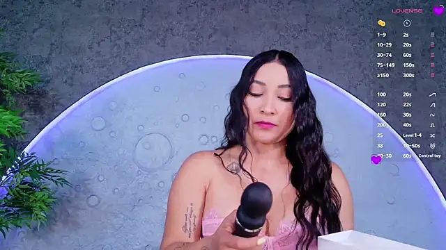 ReinaChloe online show from 05.07.26