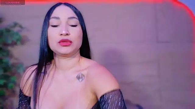 ReinaChloe online show from 05.08.26
