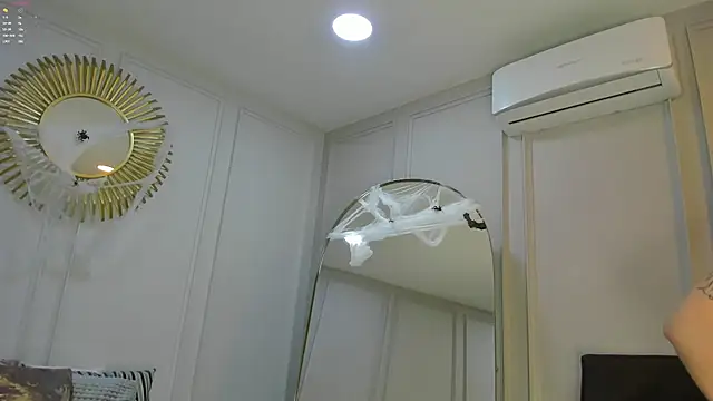 Snapshot of CharlotteBrownn_ chatting on 10.31.25 CharlotteBrownn online show from 10.31.25