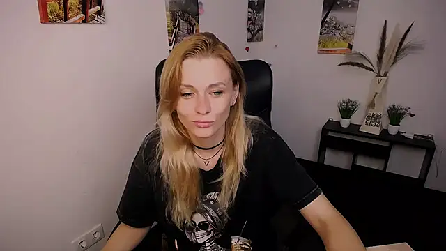 Snapshot of PeppyMia chatting on 09.17.25 PeppyMia online show from 09.17.25