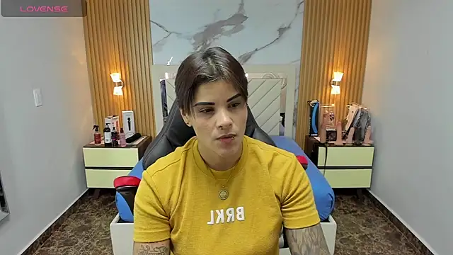 KAROLLJONES1 online show from 11.04.25