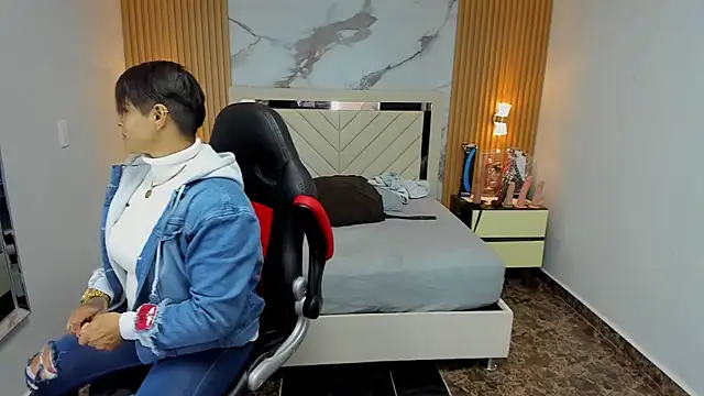 KAROLLJONES1 online show from 11.13.25