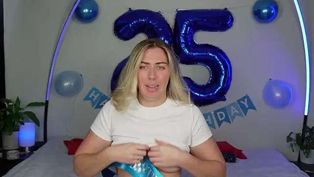 Snapshot of louiseberkeley chatting on 11.07.25 louiseberkeley online show from 11.07.25