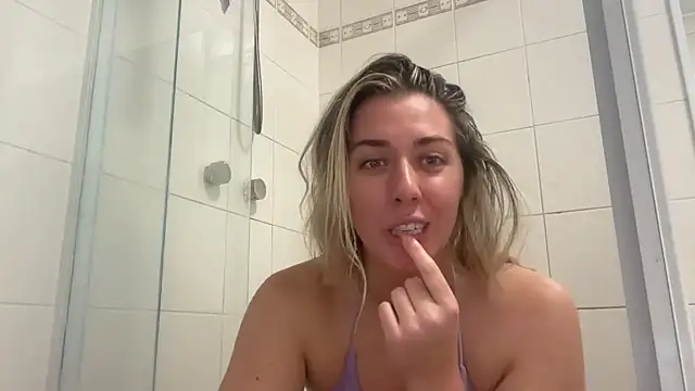 Snapshot of louiseberkeley chatting on 12.17.25 louiseberkeley online show from 12.17.25