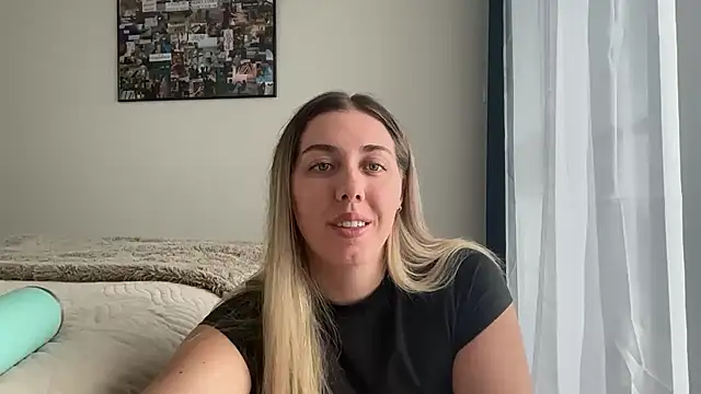 Snapshot of louiseberkeley chatting on 02.19.26 louiseberkeley online show from 02.19.26