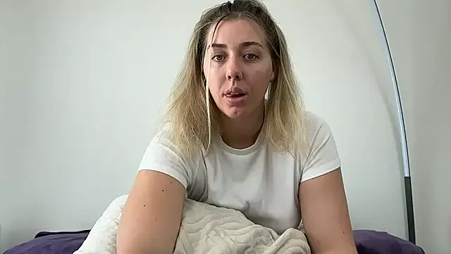 Snapshot of louiseberkeley chatting on 02.28.26 louiseberkeley online show from 02.28.26