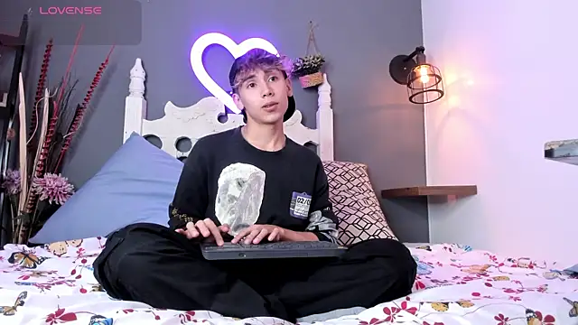 Snapshot of Twinkie_Hung chatting on 09.08.25 Twinkie Hung online show from 09.08.25