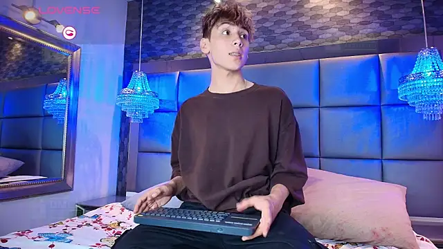 Snapshot of Twinkie_Hung chatting on 09.18.25 Twinkie Hung online show from 09.18.25