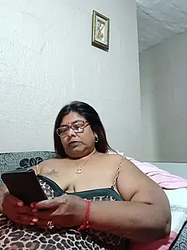 Snapshot of mileesha chatting on 07.18.26 mileesha online show from 07.18.26