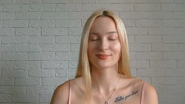 Snapshot of Alice_Sweet_01 chatting on 06.18.26 Alice Sweet 01 online show from 06.18.26