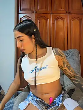 Snapshot of KaditaNavarro chatting on 04.21.26 KaditaNavarro online show from 04.21.26