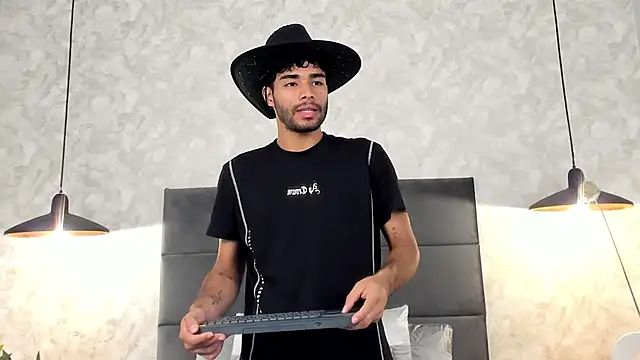 Snapshot of RaphaelDufort chatting on 11.19.25 RaphaelDufort online show from 11.19.25