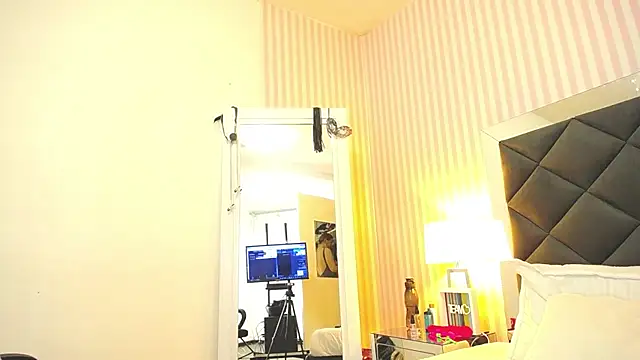 ViictoriaJones  online show from 11.26.25