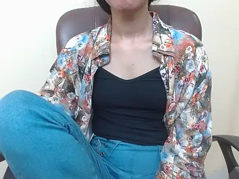 Snapshot of smallcuute chatting on 09.15.25 smallcuute online show from 09.15.25