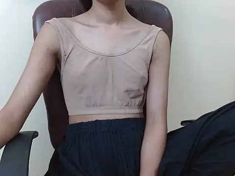 Snapshot of smallcuute chatting on 10.02.25 smallcuute online show from 10.02.25